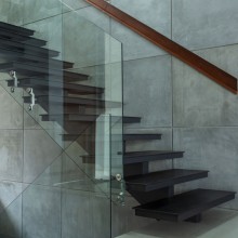 Design trap met glazen wand