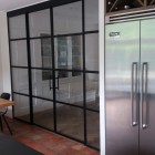 Dubbele stalen schuifdeuren met zijpanelen door DesignStaalopMaat